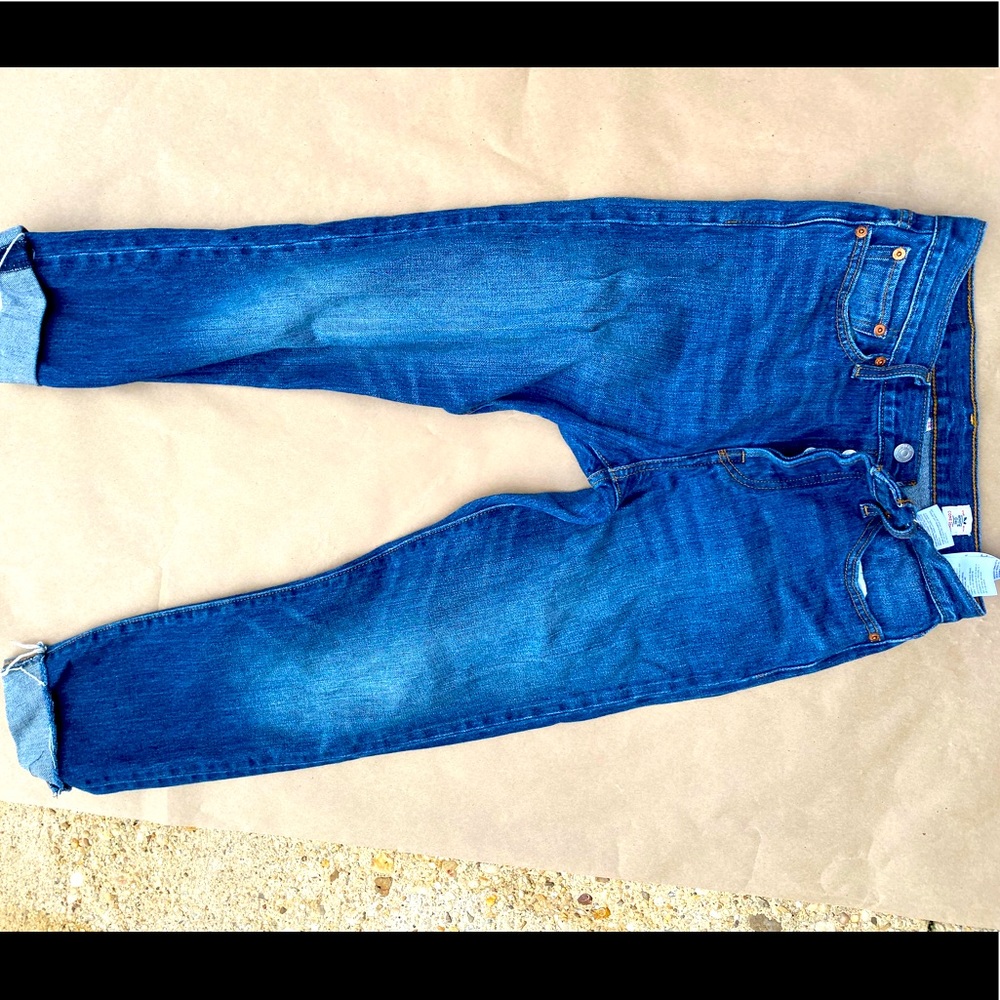 Women’s Levi’s “wedgie” style jean size 28